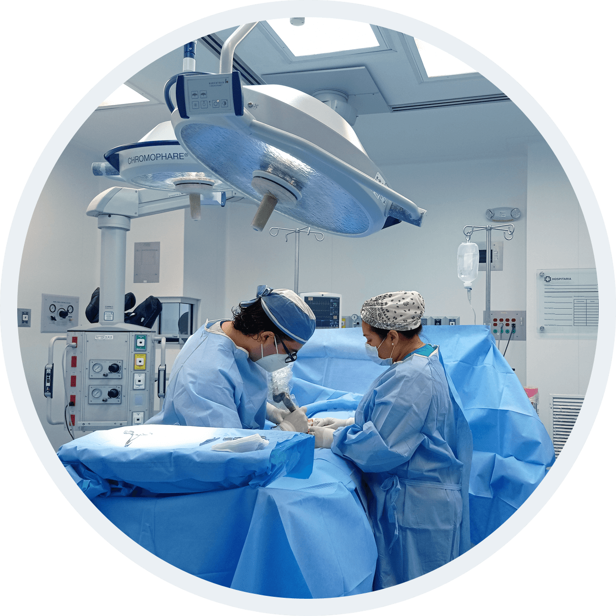 Dr. Marco E. Pineda Rodríguez — Cirujano Urólogo en quirófano, Monterrey